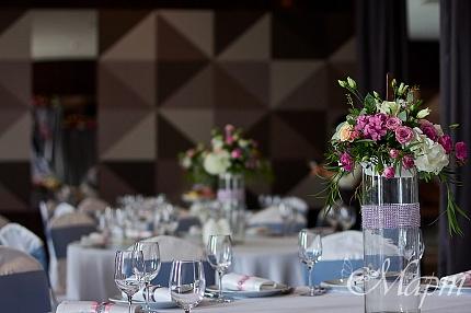 Оформление зала ресторана Ск Роял в серо-розовой гамме